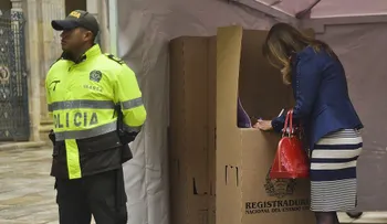 Los colombianos van a las urnas para elegir autoridades regionales