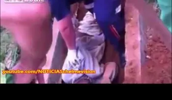 Impactante: Desentierran a una persona que estaba viva (VIDEO)