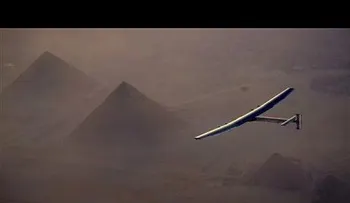 Avión solar sobrevuela las pirámides de Egipto (VIDEO)