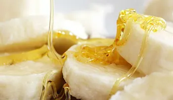 Plátano con miel de abeja, leche con fresas y otros tratamientos para prevenir las arrugas en las manos