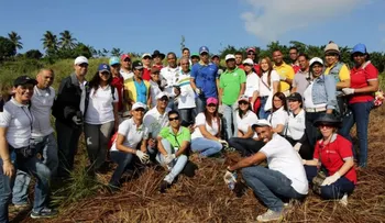 Empleados de la Contraloría reforestan en San Cristóbal  
