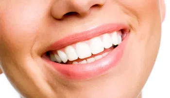 Blanquea tus dientes en dos minutos con este MARAVILLLOSO remedio y robate sus miradas
