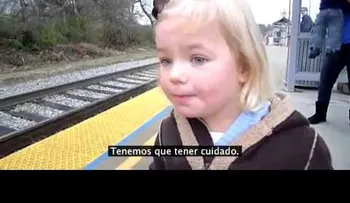 Te vas a derretir al ver la emoción de esta niña cuando ve llegar al tren.
