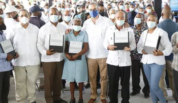 Presidente Abinader lleva esperanza, optimismo y oportunidades; entrega 1,093 títulos de propiedad en Hato Mayor