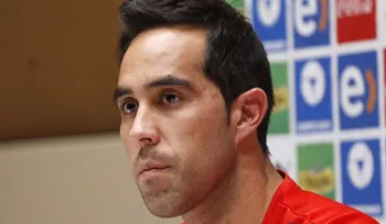Claudio Bravo habló sobre la posibilidad de que Brasil entregue el partido con Chile