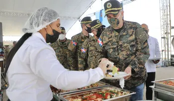 Presidente Abinader almuerza con militares de puestos en la Frontera