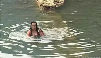 Esta chica se lanzó a un Lago Helado para recuperar su iPhone. Pero encontró algo que la dejó sin aliento