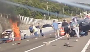 Acción heroica de conductores para salvar a una mujer de un auto en llamas