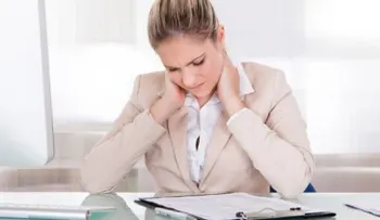 7 hábitos que están dañando tu cuello sin que lo sepas