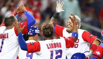 Con "ayuda" del árbitro; PR le quita invicto a RD en Clásico Mundial