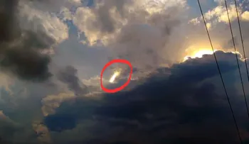 Video: misteriosa luz en el cielo parece ser algo fuera de este mundo
