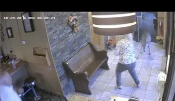 Ciervo irrumpe en un restaurante y da un buen susto a los clientes