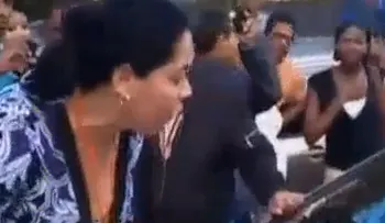 Video: Mujer arma show al marido tras encontrarlo con otra en su carro 