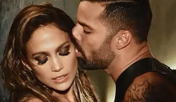Ricky Martin muerde y acaricia a Jennifer López