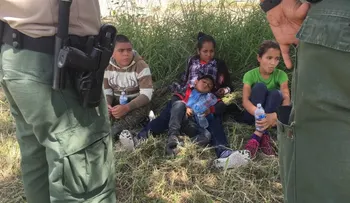 Juez federal de EE.UU. ordena reunificación de padres e hijos y poner fin a la mayoría de separaciones de familias en la frontera