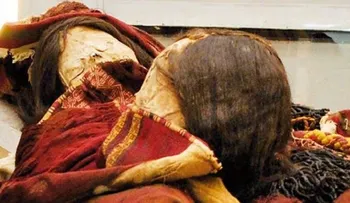 El sorprendente hallazgo de dos momias incas envueltas en trajes con un polvo tóxico en Chile