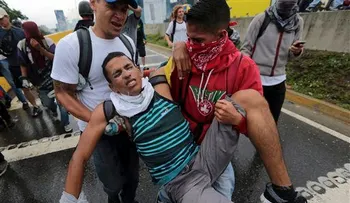 Guardias nacionales reprimen marcha en Caracas 