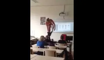 Una profesora se desnuda para enseñar materia de anatomía