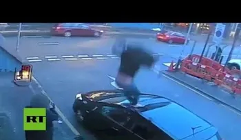 Espeluznante video de un drogadicto que mata a su novia, se tira por una ventana y agrede a los testigos