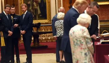Tras fuertes calificativos de Trump contra Meghan, el príncipe Harry evitó cruzarse con el mandatario en banquete de la reina