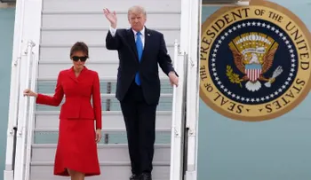 Donald Trump llega a París en medio de otra controversia sobre Rusia