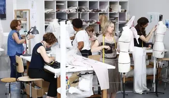 Chanel convierte sus talleres de costura en el escenario de su último desfile