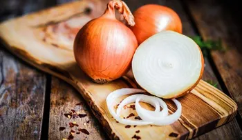 Chef muestra un truco simple para cortar cebollas sin llorar