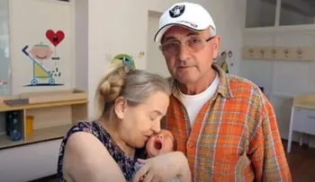 Fue madre a los 60 tras 20 años intentándolo: el marido le dio una razón insólita y la abandonó