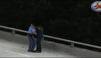 El abrazo de un policía salva a un suicida potencial (VIDEO)