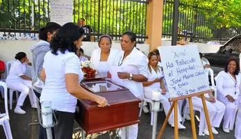 Enfermeras paran labores contra abandono hospital Cabral y Báez, de Santiago