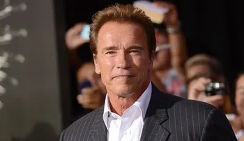 Arnold Schwarzenegger sufre un tremendo susto, por aterrizaje de avión donde viajaba