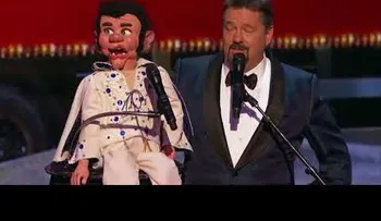 Le pide que cante una canción de Elvis, y el muñeco canta â??Blue Christmasâ?  