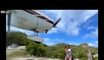 Una avioneta casi choca con un turista al aterrizar