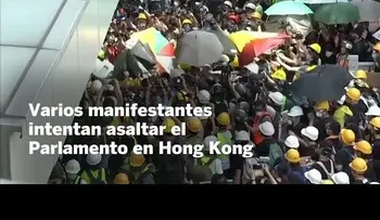 Policías y manifestantes hongkoneses chocan en aniversario de retorno a China
