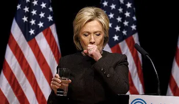 Hilary Clinton escupe una "misteriosa sustancia verde" en un vaso de agua? (VIDEO)