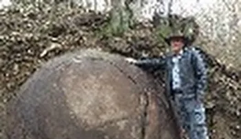 Un Indiana Jones encuentra una gigantesca bola de piedra en Bosnia (VIDEO)