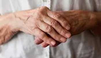 Introduce tus manos en esta solución para alivar el DOLOR de huesos