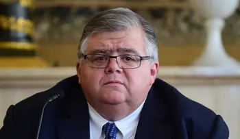 Carstens retrasa su salida del Banco de México