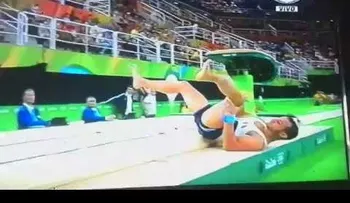 El francés Samir Ait Said se parte una pierna al caerse en un salto