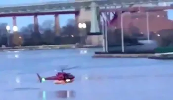 Se estrella helicóptero en el río Este en Nueva York; dos personas mueren