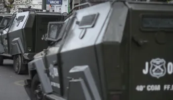 Chile: Insólito choque entre un automóvil blindado de Carabineros y una limusina