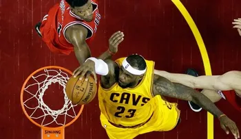 LeBron anota 33 y los Cavaliers nivelan con Bulls