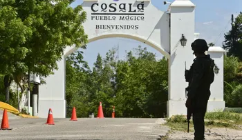 Catean casas y confiscan aviones mientras cierran cerco contra El Chapo