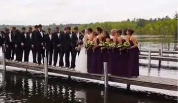 Video: Se hunde embarcadero donde recién casados posaban para la foto