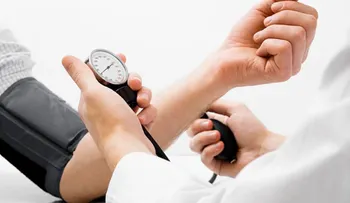 Beba líquidos con frecuencia, coma poco a cada pocas horas, evite el alcohol y levántate despacio, para evitar una bajada de la presión arterial