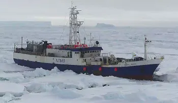 Guardia Costera libera un barco que estaba atrapado en el hielo cerca de la Antártida