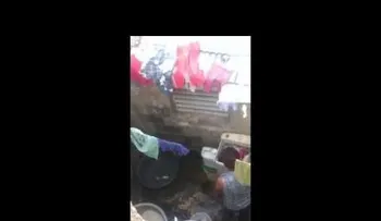 Envían a juicio a mujer captada en video golpeando a bisnieta