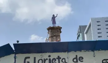 Feministas mexicanas instalan estatua de una mujer donde estaba la de Colón