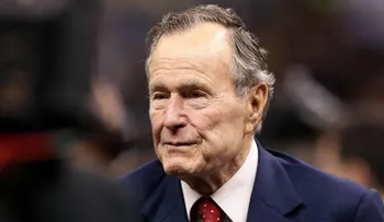 El expresidente de EE.UU. George H.W. Bush sale del hospital