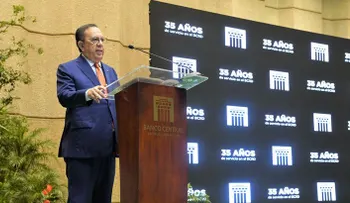 El Banco Central reconoce a empleados por su tiempo de servicio a la institución